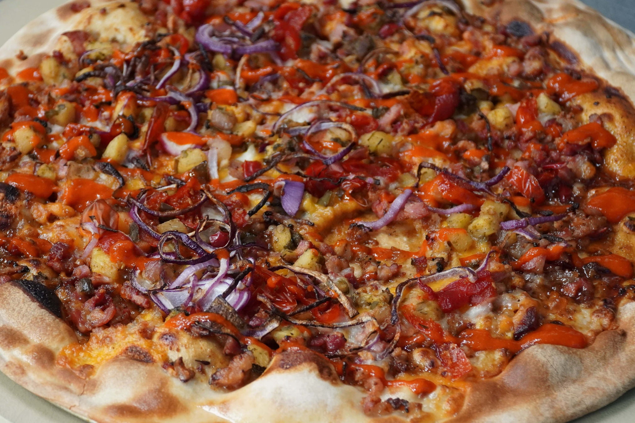 Image of aloha bacon pizza.